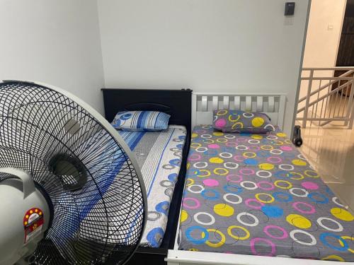 een kleine slaapkamer met een bed en een ventilator bij Klia Redza Homestay Kota Warisan Malay only in Sepang