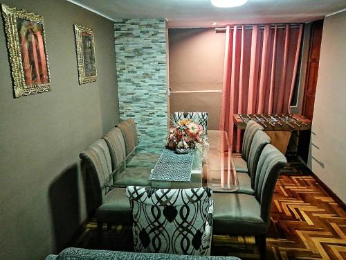 un comedor con una mesa y sillas con flores. en PRIVATE APARTMENT IN THE HISTORICAL CENTER OF CUSCO, en Cusco