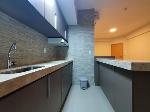 eine Küche mit Spüle und Arbeitsplatte in der Unterkunft Park Veredas com acesso ao rio no fundo in Rio Quente