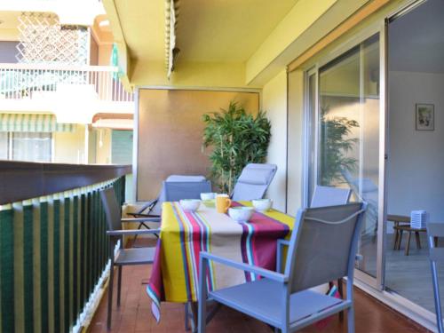 une table et des chaises sur le balcon d'une maison dans l'établissement Appartement rénové 2021 avec balcon et garage, proche golf, 3 pièces, 6 couchages, Le Lavandou. - FR-1-251-425, au Lavandou