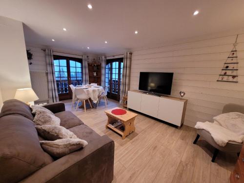 Bel appartement rénové 2 pièces avec balcons, proche du centre, parking, Wi-Fi - FR-1-598-119