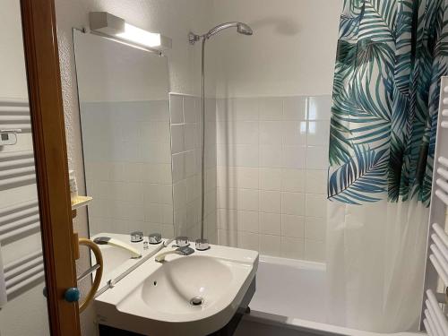 Kúpeľňa v ubytovaní Appartement T2 avec Cabine, 4 Couchages, Proche Plage - Saint-Hilaire-de-Riez - FR-1-224-795