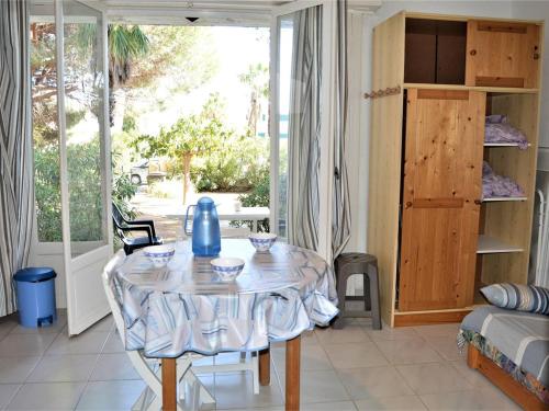une salle à manger avec une table et une fenêtre dans l'établissement Studio cosy avec jardin, proche plage à Cavalaire-sur-Mer, parking inclus - FR-1-226B-128, à Cavalaire-sur-Mer