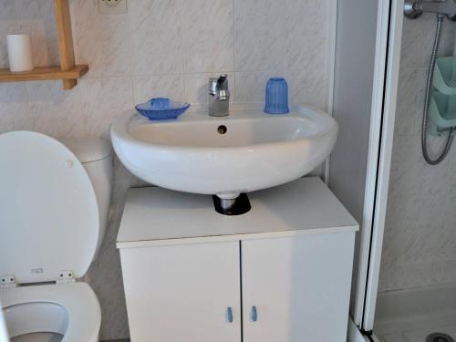 une salle de bain avec un lavabo blanc et des toilettes dans l'établissement Studio cosy avec jardin, proche plage à Cavalaire-sur-Mer, parking inclus - FR-1-226B-128, à Cavalaire-sur-Mer