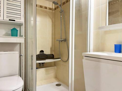 une salle de bain avec douche et toilettes dans l'établissement Appartement familial climatisé avec piscine, terrasse et parking - 5 couchages - Le Lavandou - FR-1-251-426, au Lavandou