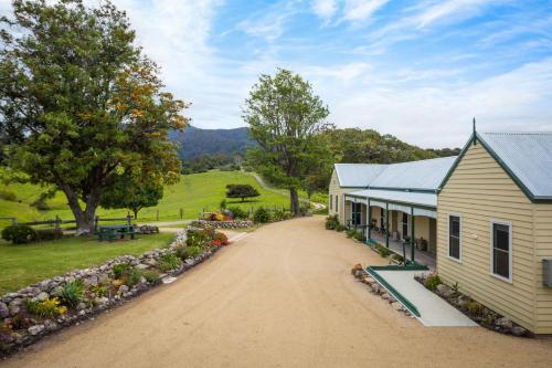 an aerial view of a house and a driveway at Henkley Cottage 2 Jeremiah in Central Tilba