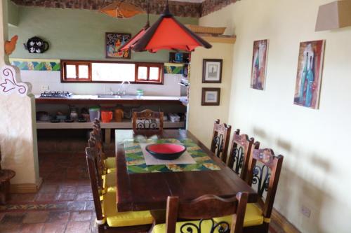 a kitchen and dining room with a table and chairs at Casas La Primavera in Villa de Leyva