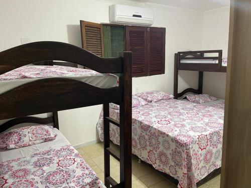 Двох'ярусне ліжко або двоярусні ліжка в номері Casa de Praia na Barra de São Miguel - AL
