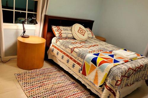 ein Schlafzimmer mit einem Bett mit einer Baseballdecke darauf in der Unterkunft cozy country living in Belton