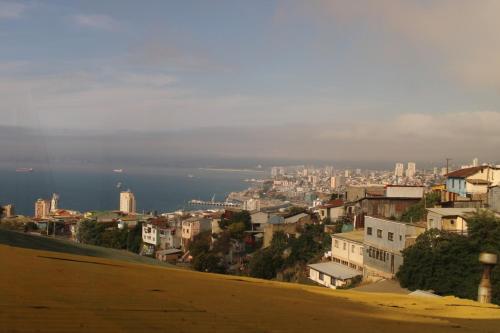 una ciudad con vistas al agua y a los edificios en CasaVista Valparaiso, en Valparaíso