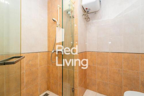 ห้องน้ำของ RedLiving Apartemen Tamansari Sudirman - Abdi Home