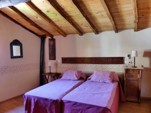 una camera con 2 letti e un soffitto in legno di Stunning home in Erías w/ 4 Bedrooms and Outdoor swimming pool a Erías