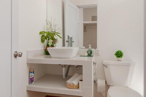 プエルト・モレロスにあるLuxury Puerto Morelos Cancun Home - 3 Double Roomsの洗面台とトイレ付きのバスルーム