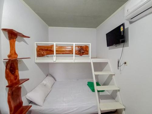 Mały pokój z łóżkiem piętrowym i drabiną w obiekcie Labinda Homestay Caruban Mitra RedDoorz w mieście Madiun