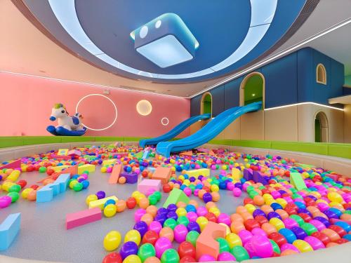 a large room filled with lots of balls at Wyndham Grand Zhaoqing Downtown in Zhaoqing