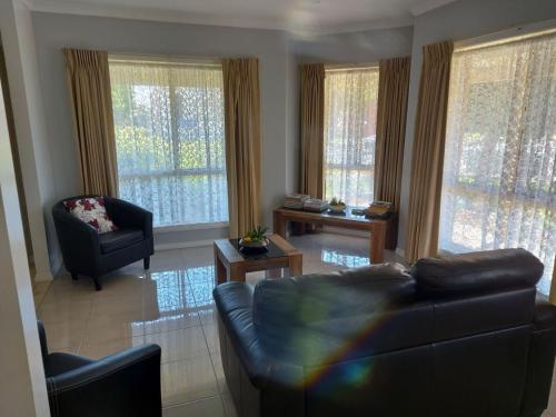 Posezení v ubytování Numurkah Self Contained Apartments - The Mieklejohn