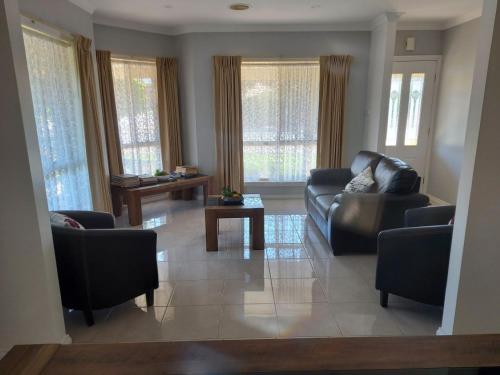 Posezení v ubytování Numurkah Self Contained Apartments - The Mieklejohn