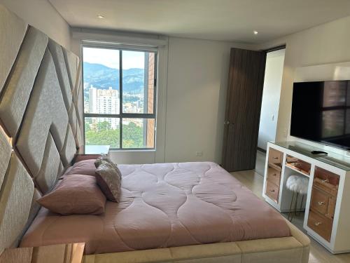 1 dormitorio con 1 cama grande y ventana grande en Sabaneta lujoso 3 habitaciones, en Medellín