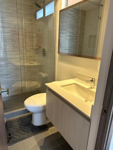 een badkamer met een wastafel, een toilet en een douche bij Sabaneta lujoso 3 habitaciones in Medellín