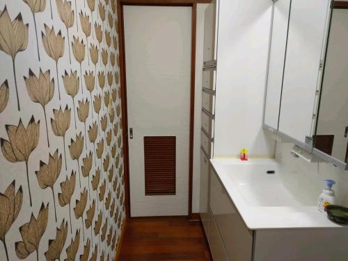 那覇市にあるHaruka 紫のバスルーム(白い洗面台、鏡付)