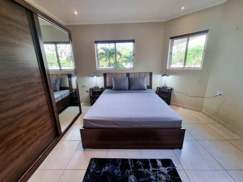 una camera con un letto in una stanza con finestre di Villa With Pool and Sea View a Fontein