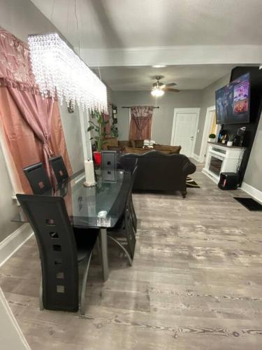 High ceiling home by downtown – Photos 4
