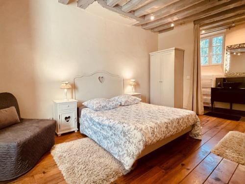 - une chambre avec un lit, une chaise et un canapé dans l'établissement Domaine de la Villa du Moulin de Champie - Plaine de Versailles, à Plaisir