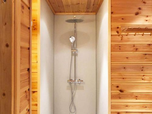 e bagno con doccia e pareti in legno. di Four-Bedroom Holiday home in Norheimsund a Norheimsund