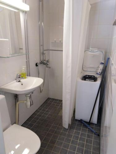Bilik mandi di Rivitalon pieni päätykaksio - 37 m2