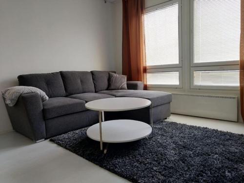 un soggiorno con divano e tavolo di Rivitalon pieni päätykaksio - 37 m2 a Jämsä