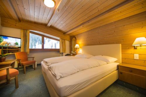 Ένα ή περισσότερα κρεβάτια σε δωμάτιο στο Hotel Cresta