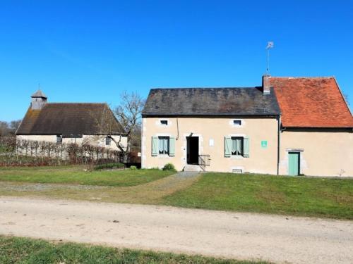 an old house on the side of a road at Gîte Saint-Sauvier, 3 pièces, 6 personnes - FR-1-489-404 