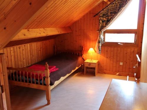 ein Schlafzimmer mit einem Etagenbett im Dachgeschoss in der Unterkunft Gîte Mesples, 3 pièces, 4 personnes - FR-1-489-401 in Mesples