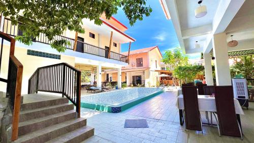 uma piscina no meio de um edifício em M Y hotel em Dili