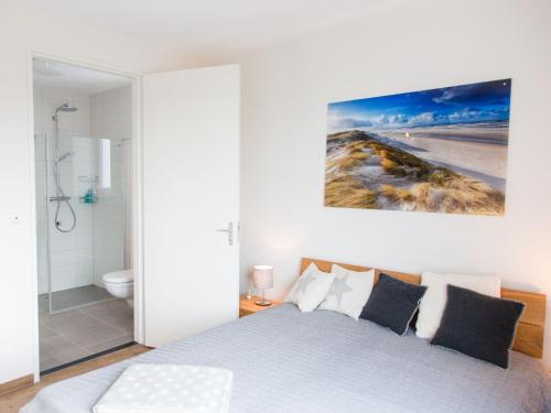 1 dormitorio con 1 cama y baño con ducha en Elegant Holiday Home in Kamperland next to the Lake, en Kamperland