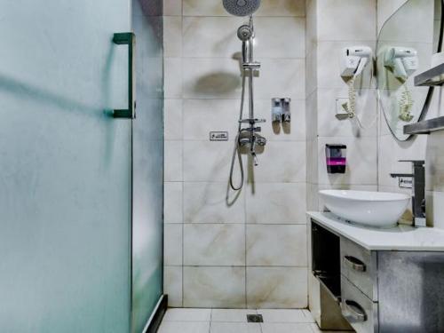 y baño con ducha, lavamanos y ducha. en Thank Inn Chain Hotel Shandong Rizhao Zhaoyang Road, en Rizhao