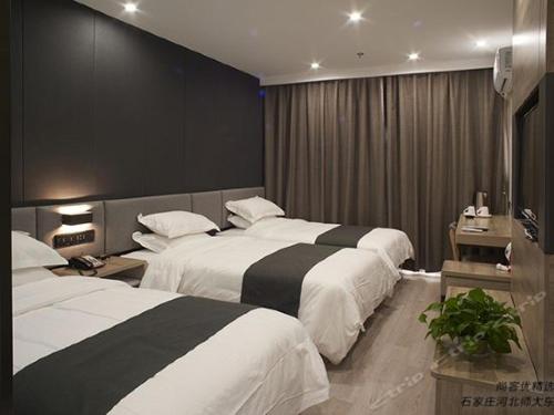 2 Betten in einem Hotelzimmer mit 2 Betten sidx sidx sidx sidx in der Unterkunft Thank Inn Plus Hotel Hebei Shijiazhuang Yuhua District of Hebei Normal University in Shijiazhuang