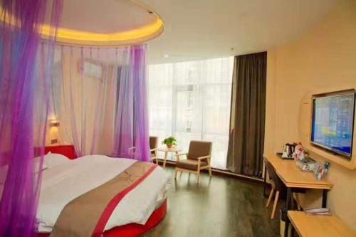 1 dormitorio con cortinas moradas, 1 cama y escritorio en Thank Inn Chain Hotel henan zhengzhou xinzheng city north china road xuanyuan lake, en Zhengzhou