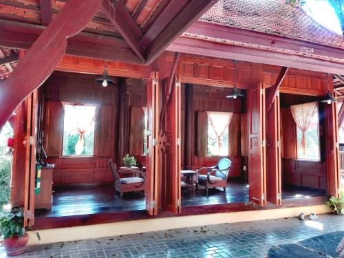 Kolam renang di atau dekat dengan Luang Chumni Village