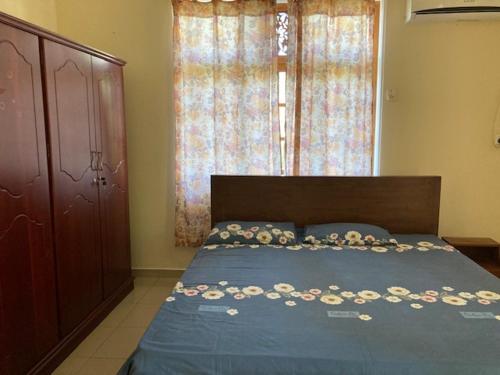 Un dormitorio con una cama con flores. en GREEN Palace en Maharagama