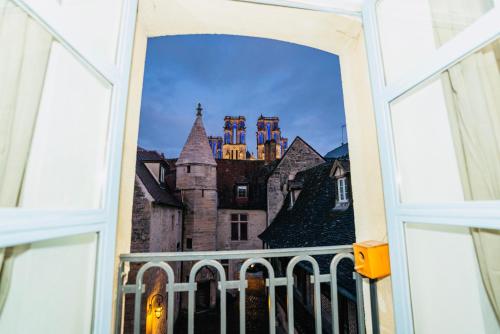 une fenêtre ouverte avec vue sur le château dans l'établissement Nid douillet La Cour du Dauphin, Vue cathédrale imprenable, à Laon