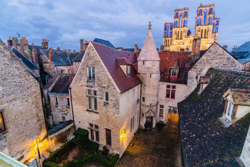 an aerial view of a medieval town with a castle at Nid douillet La Cour du Dauphin, Vue cathédrale imprenable in Laon