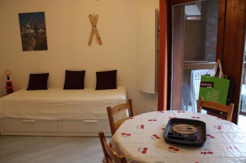 - une chambre dotée d'un lit et d'une table dans l'établissement Les Pierres Blanches Contamines Montjoie, aux Contamines-Montjoie