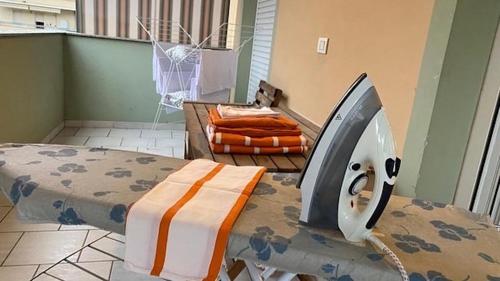 een ziekenhuiskamer met een bed en een machine bij Estate Famiglia Andora in Marina dʼAndora