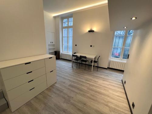 een lege kamer met een keuken en een tafel bij Pere Lachaise Apartment in Parijs