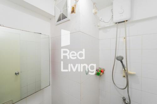 雅加達的住宿－Apartemen Sentra Timur Residence - S&A Zada Property Tower Orange，浴室设有淋浴,墙上有红色的活标志