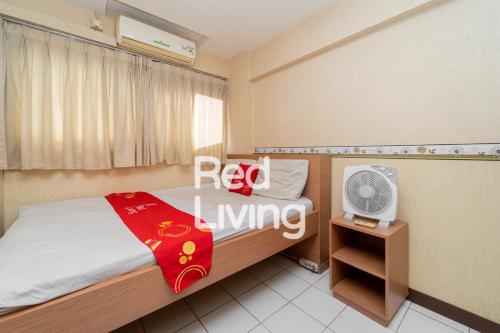 1 dormitorio con 1 cama y ventilador. en Apartemen Sentra Timur Residence - S&A Zada Property Tower Orange en Yakarta
