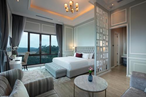 バタム・センターにあるPanbil Residence Serviced Apartmentのベッドとソファのあるホテルの部屋