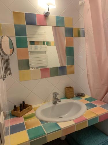 y baño con lavabo y espejo. en LES TERRASSES (centre de Pierrefonds), en Pierrefonds