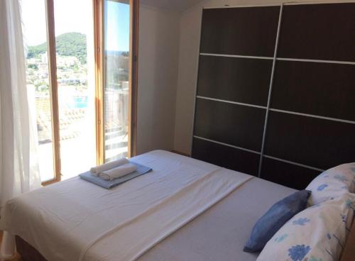 1 cama en un dormitorio con ventana grande en Sunset Rooms Dubrovnik, en Dubrovnik
